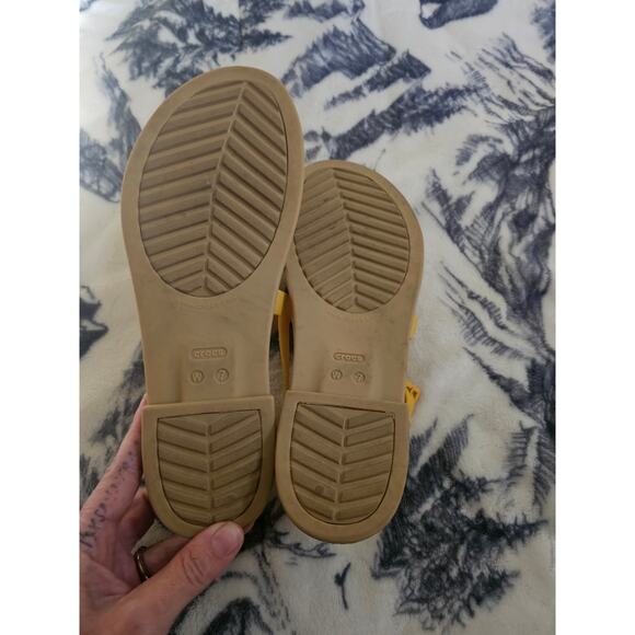 Women's size 7 croc sandals - Picture 4 of 4